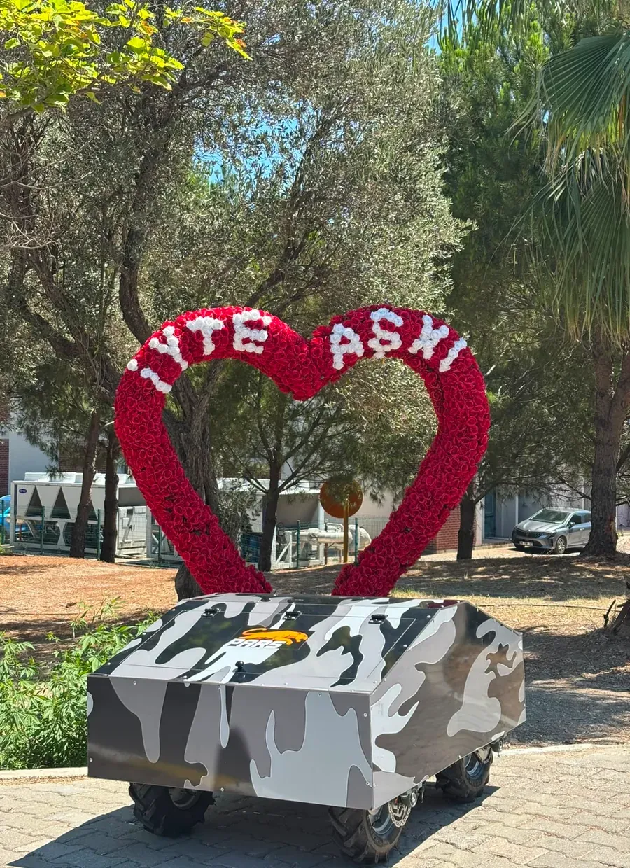 İnsansız kara aracımız İYTE kampüsündeki kalp önünde