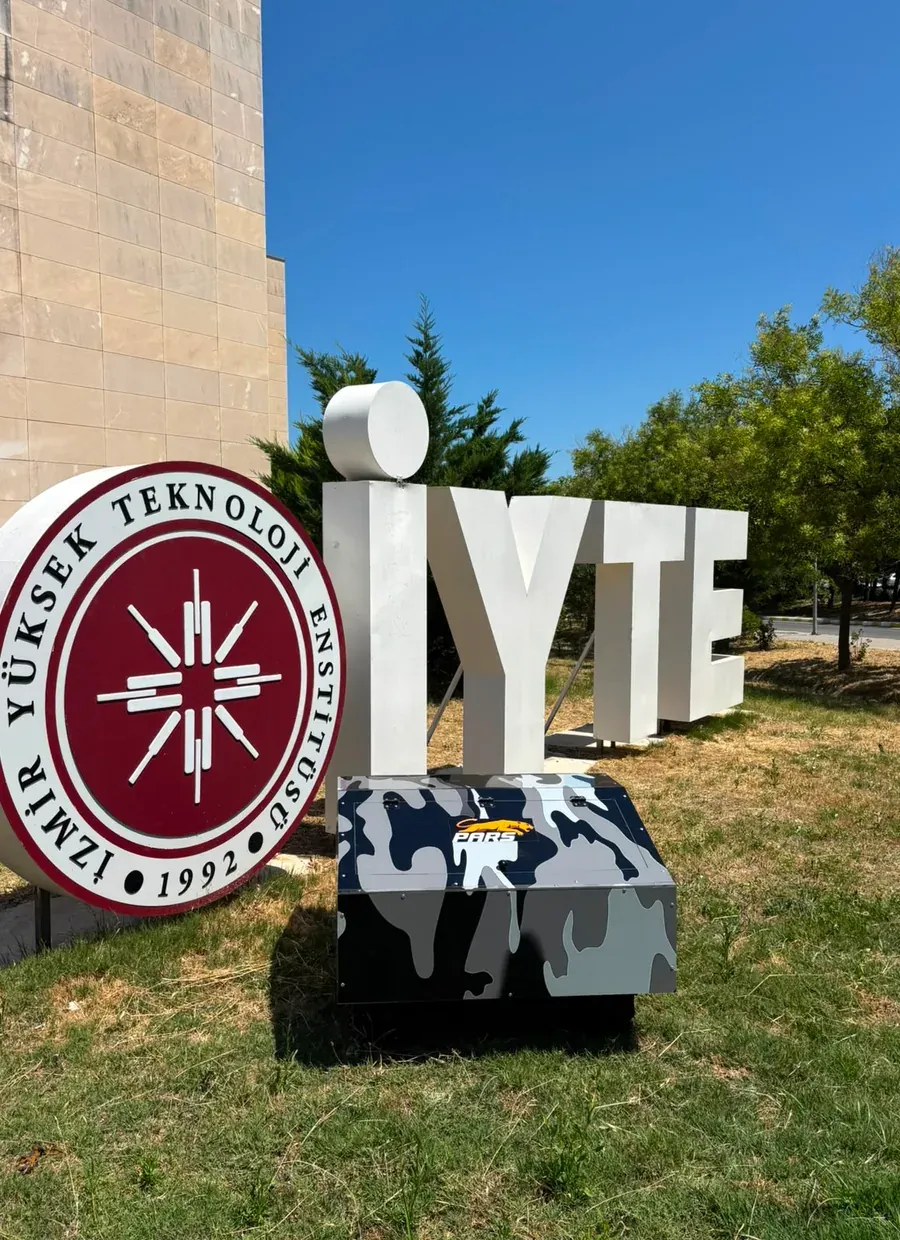 İnsansız kara aracımız İYTE kampüs tabelasının önünde