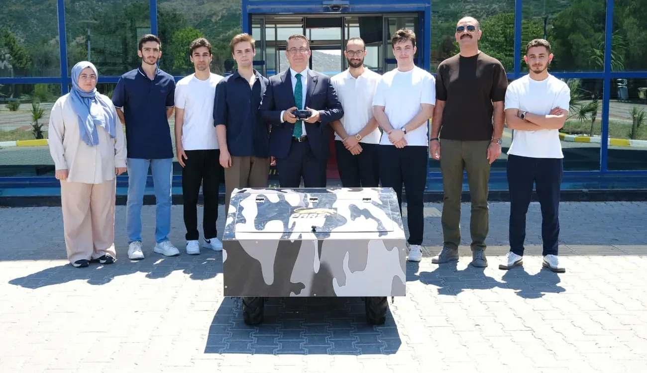 Pars takımı, araçla birlikte takım fotoğrafı