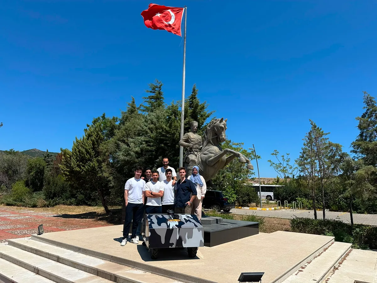 Araç ve takım üyeleri, İYTE kampüsündeki Atatürk Anıtı önünde