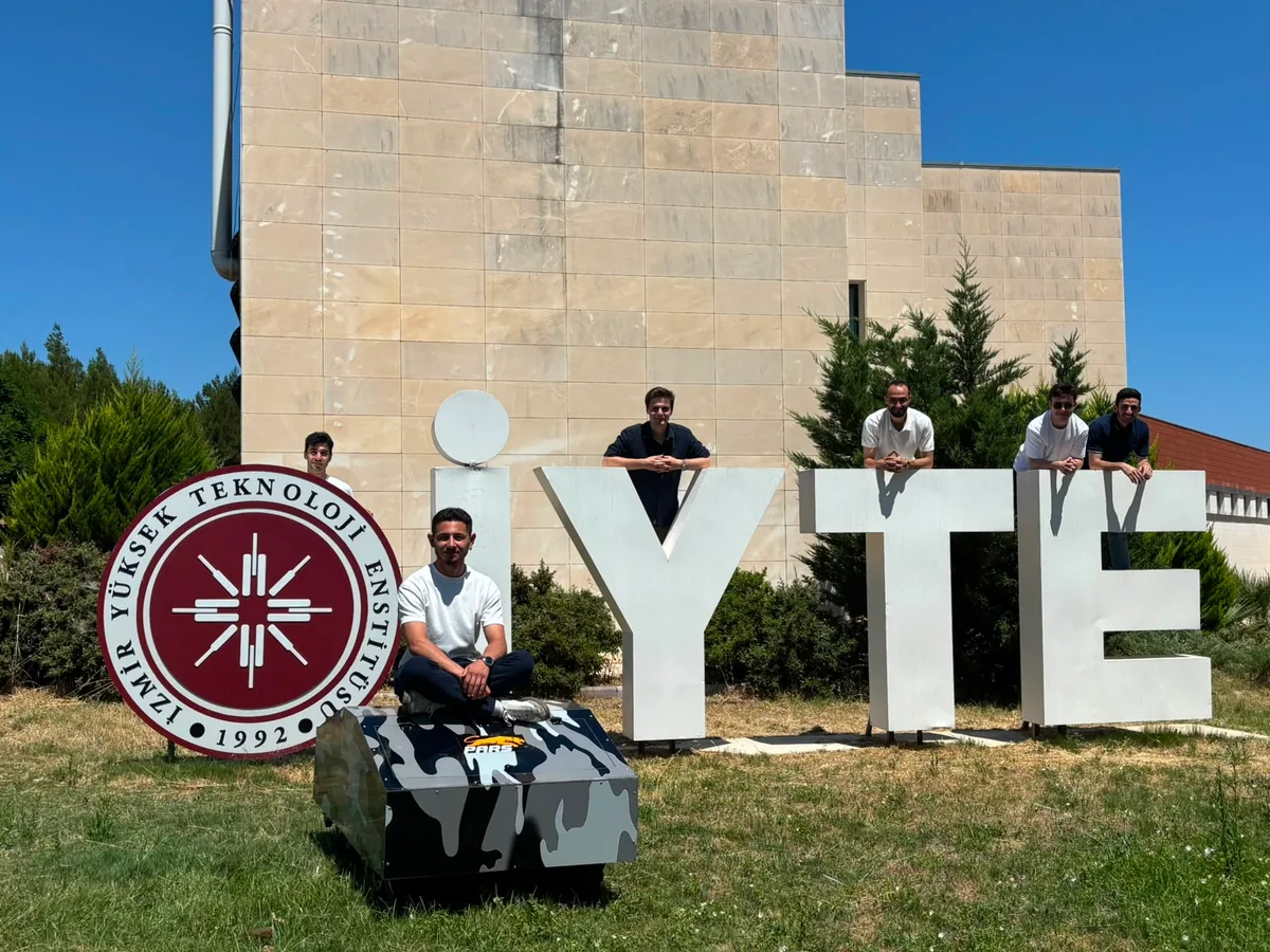 Takım üyeleriyle birlikte, İYTE tabelasının önünde